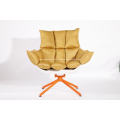 cadeira de casca branca com almofada de assento laranja